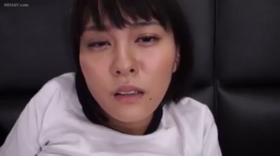 室内 · 顔部のクローズアップ · 白色半袖 · 仰臥