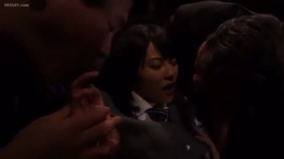 室内 · 中景 · 制服