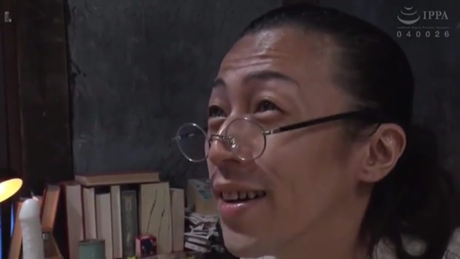 坐姿 · 白色衬衫 · 面部特写 · 仰视 · 书房 · 情趣用品 · 猥琐微笑