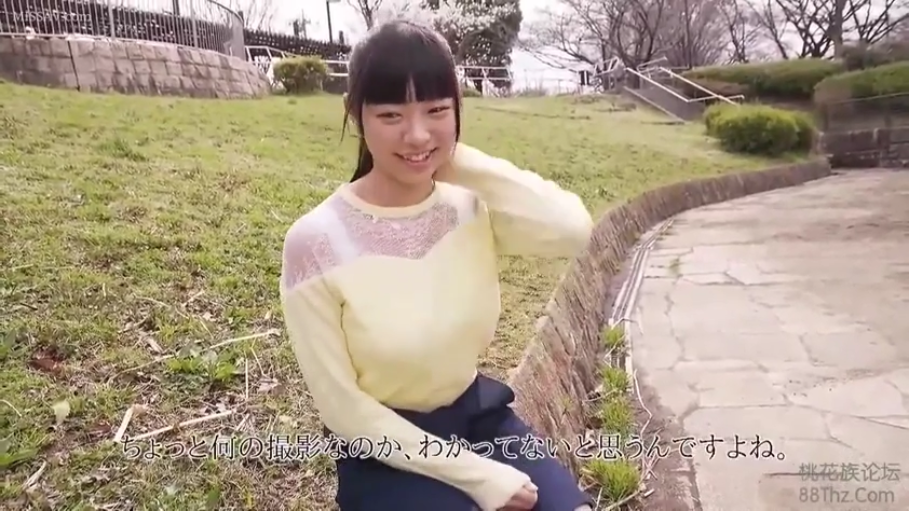 坐姿 · 微笑 · 注视镜头 · 白天 · 户外公园 · 半身照 · 黄色长袖上衣