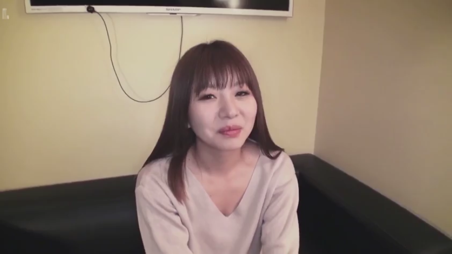 格子衬衫 · 坐姿 · 严肃 · 沉思 · 昏暗灯光 · 厨房 · 侧脸特写 · 花瓶