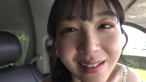 俯身 · 脸部特写 · 车内 · 白色吊带