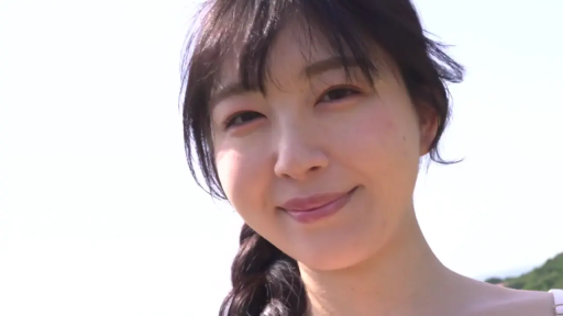 微笑 · 面部特写 · 注视 · 户外 · 自然光 · 正面 · 吊带上衣