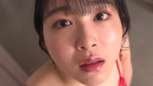 室内 · 脸部特写 · 呆滞 · 凝视 · 仰视 · 红色吊带