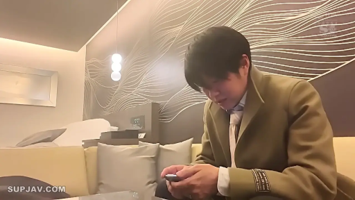 坐姿 · 专注 · 棕色大衣 · 酒店房间 · 手机 · 玩手机 · 人物上半身