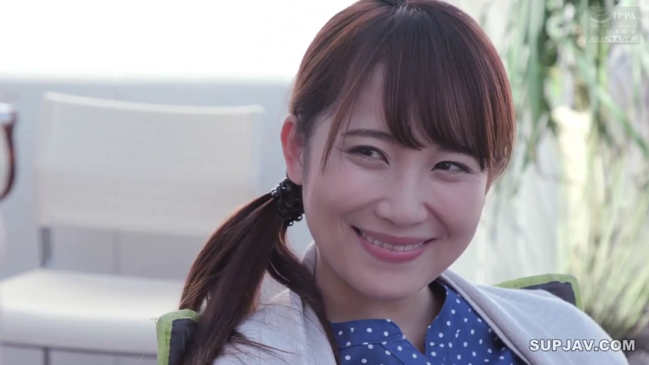 坐姿 · 面部特写 · 户外 · 蓝底白点上衣