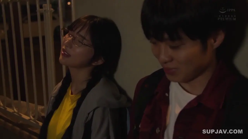 会話 · 面部 · メガネ · 站立 · カジュアルウェア · 屋外 · 夜景 · 担忧