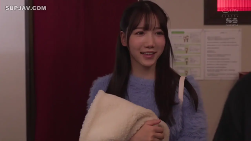 室內 · 站姿 · 微笑 · 半身 · 藍色毛衣 · 持物 · 齐刘海 · 毛绒外套