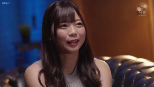 室內 · 坐姿 · 交谈 · 臉部特寫 · 沙发 · 微笑 · 灰色背心 · 长发