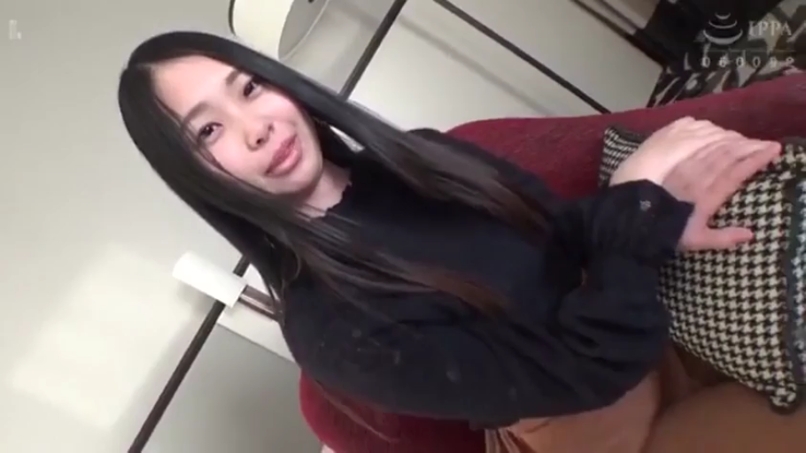 坐姿 · 微笑 · 枕头 · 上半身 · 室内房间 · 长直发 · 黑色长袖 · 依偎枕头