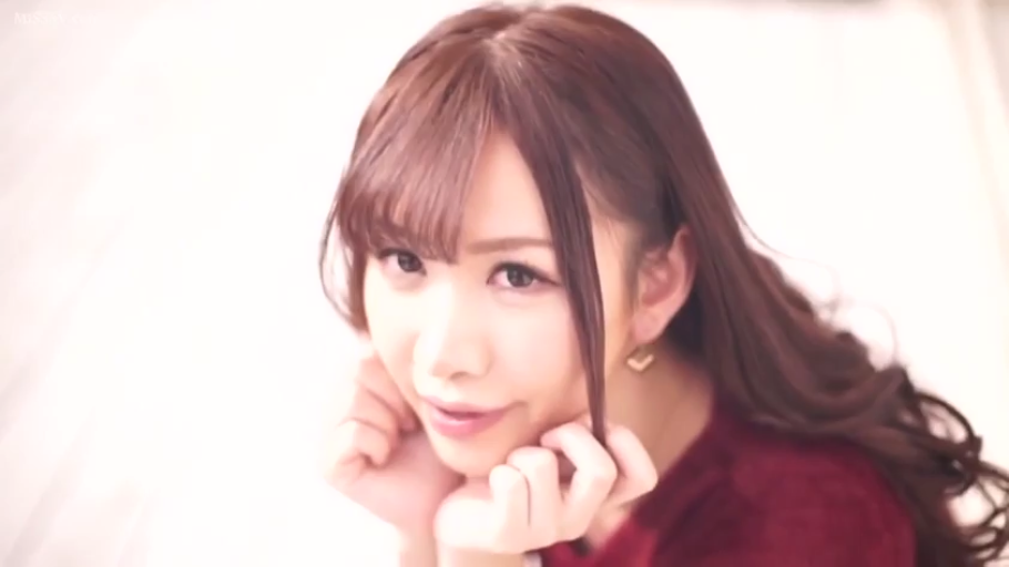 红色毛衣 · 耳坠 · 脸部大特写 · 微笑表情 · 长卷发 · 托腮姿势 · 白色亮色背景 · 甜美摆拍行为