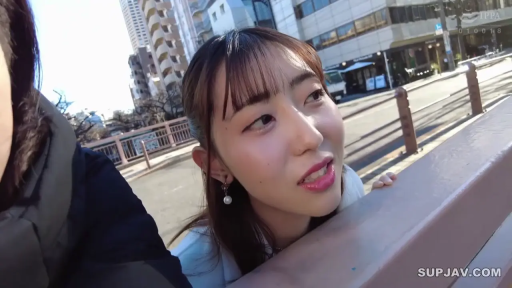 交谈 · 俯身 · 脸部特写 · 微笑 · 白色上衣 · 户外 · 栏杆 · 第一人称