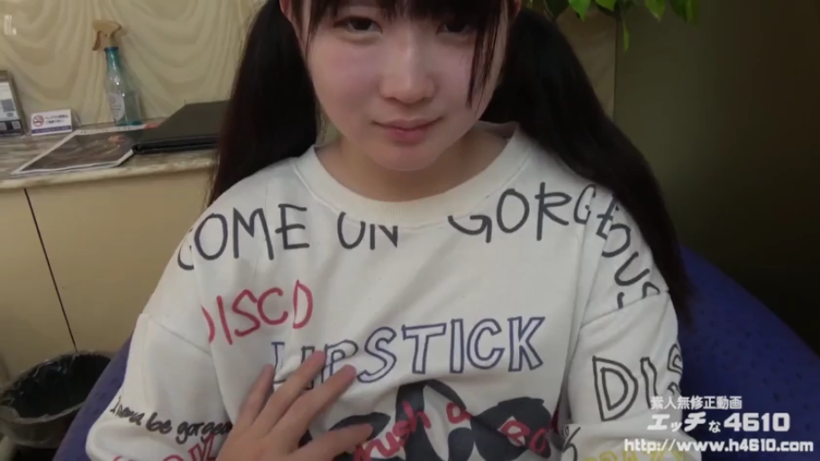 Indoor · Sitting Posture · 近景 · Twin tails · Being stroked · Indifferent · 卫衣