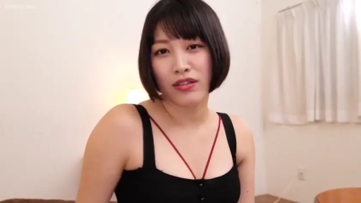 跪姿 · 全身 · 专注 · 黑色连衣裙 · 手交 · 影棚 · 黑背景 · 透明座椅