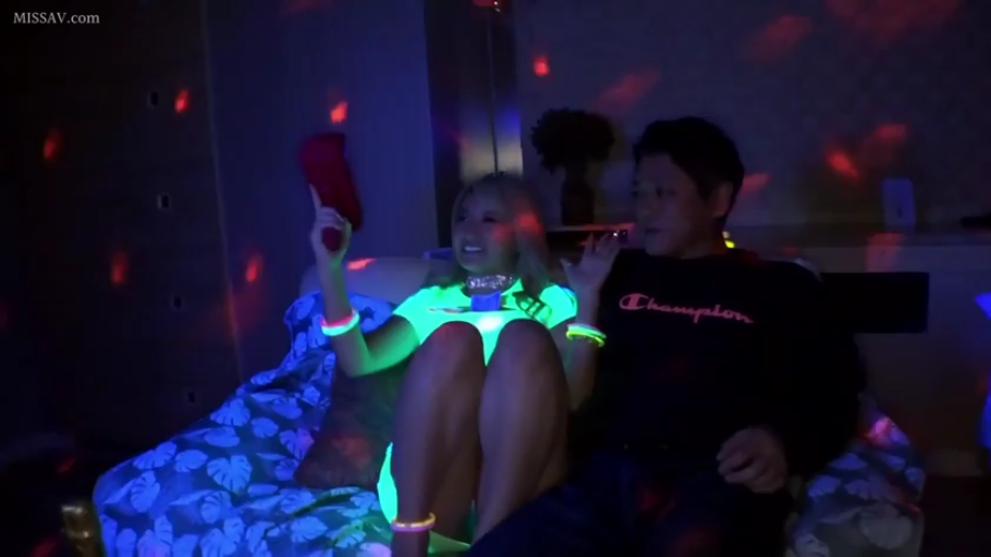 并排坐 · 房间 · 开心 · 霓虹灯光 · 荧光棒 · 荧光绿套装 · 指划