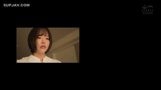 室内 · 面部 · 忧郁 · 低头 · 站立 · 白色衬衫 · 短发