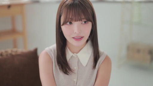 室內 · 坐姿 · 臉部特寫 · 注視 · 清纯 · 温柔 · 无袖衬衫
