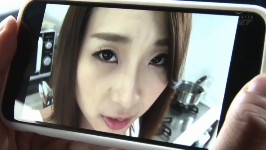 脸部特写 · 厨房 · 裸肩