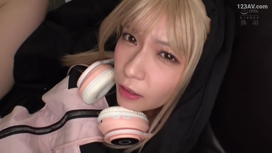 室内 · 仰卧 · 面部特写 · 注视 · 诱惑 · 金发 · 运动夹克 · 粉色耳机