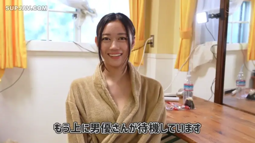 室內 · 坐姿 · 微笑 · 面对镜头 · 半身 · 浴袍 · 化妆镜