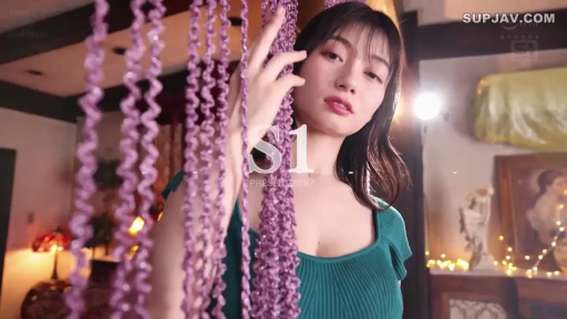 室内 · 站姿 · 半身 · 妩媚 · 亚洲女性 · 绿色针织衫 · 珠帘 · 撩拨帘子