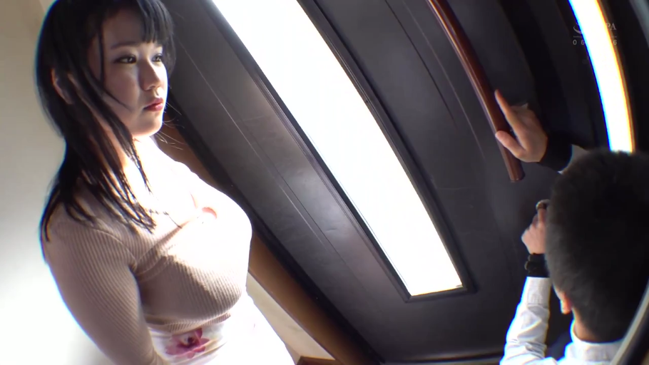 紧身针织衫 · 站立 · 门锁 · 鱼眼镜头 · 房门口 · 严肃冷静 · 侧面胸部 · 望向门口