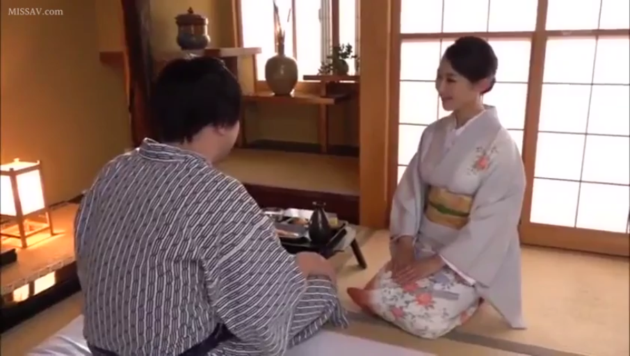 交谈 · 跪坐 · 全景 · 微笑 · 榻榻米 · 熟女 · 和服 · 温泉旅馆