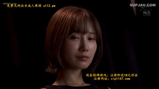 室内 · 严肃 · 面部 · 字幕 · 面对镜头 · 凝视 · 黑色上衣