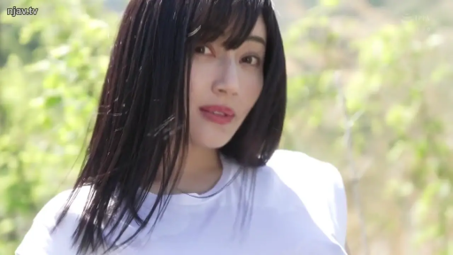 顔部のクローズアップ · 站姿 · 微笑 · 屋外 · 白いTシャツ · レンズを見つめて · 长发美女