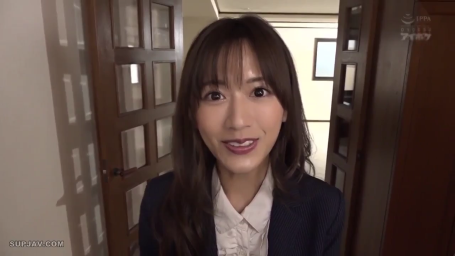 室内 · 微笑 · 面部特写 · 职业装 · 凝视 · 正面 · 成人