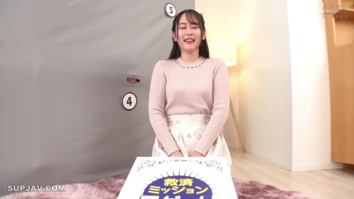 严肃 · 全身 · 站立 · 访问 · 灰色长裙 · 阳台 · 公文包 · 推销员