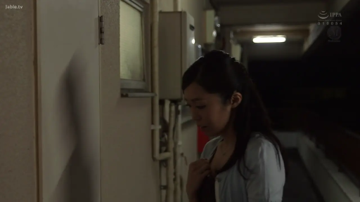 忧郁 · 站立 · 站姿 · 半身 · 走廊 · 开衫 · 深夜