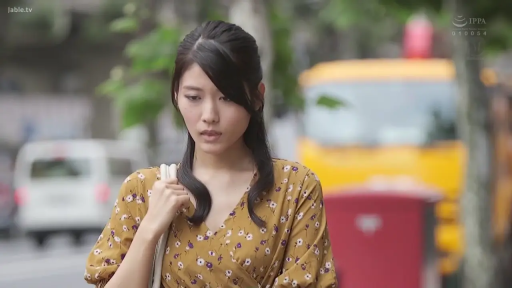 憂鬱 · 凝視 · 街道 · 小花柄ワンピース · 自然光 · 胸部以上特写 · 侧头站立 · 白色单肩包