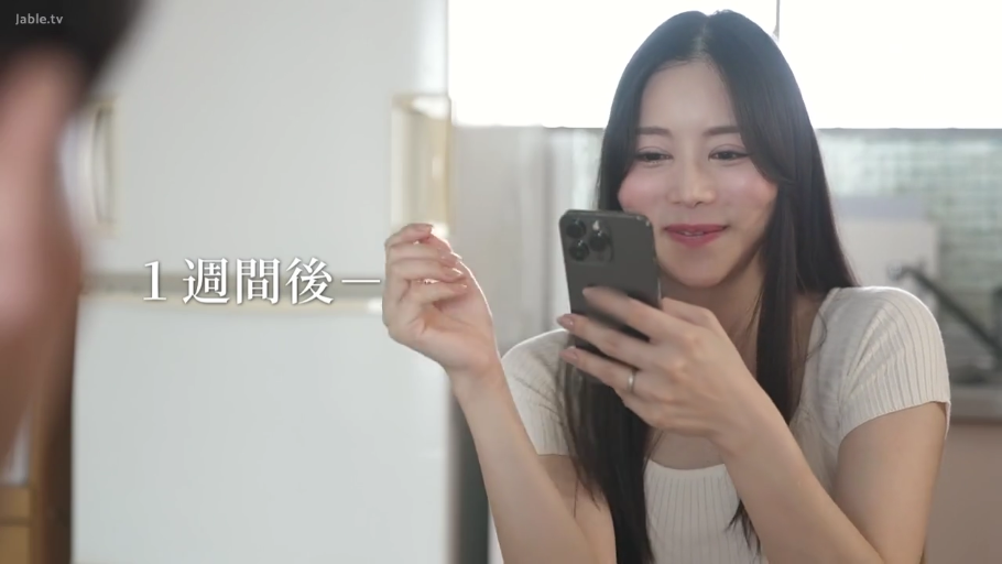 室内 · 坐姿 · 微笑 · 面部特写 · 白色上衣 · 看手机 · 手机 · 长发