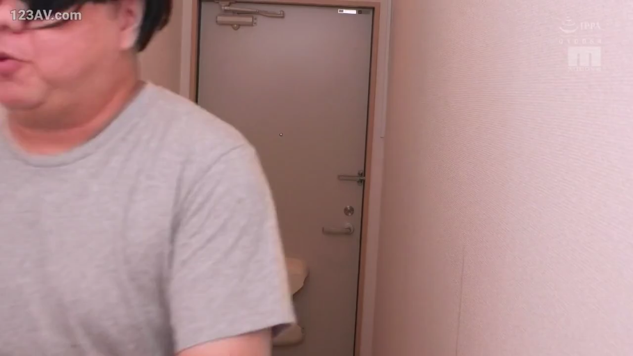 严肃 · 校服 · 站立 · 走廊 · 多人 · 走动