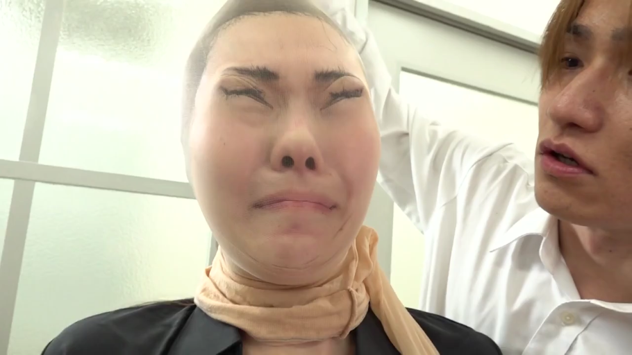 室內 · 臉部特寫 · 站立 · 黑色西裝 · 头套丝袜 · 狰狞扭曲