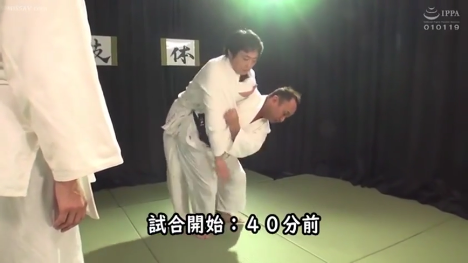 专注 · 全景 · 榻榻米 · 柔道服 · 道场 · 竞技 · 站立缠抱 · 格斗练习