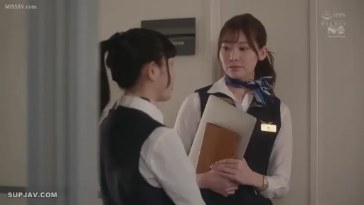 会話 · 真剣 · 站立 · 中景 · フォルダ · 职场 · 室内廊下 · 空姐制服