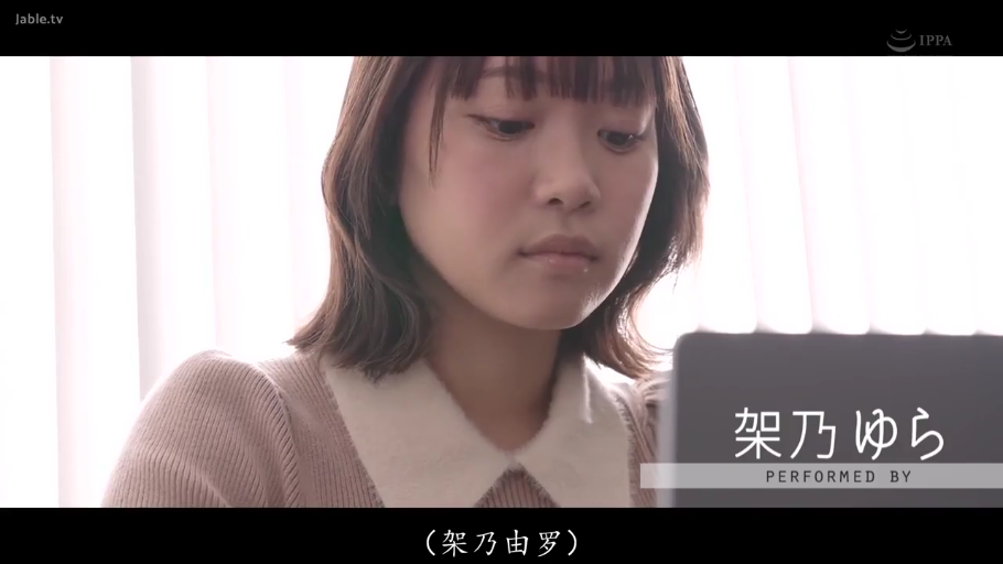 室内 · 坐姿 · 忧郁 · 电脑 · 面部特写 · 毛衣 · 日常 · 思考