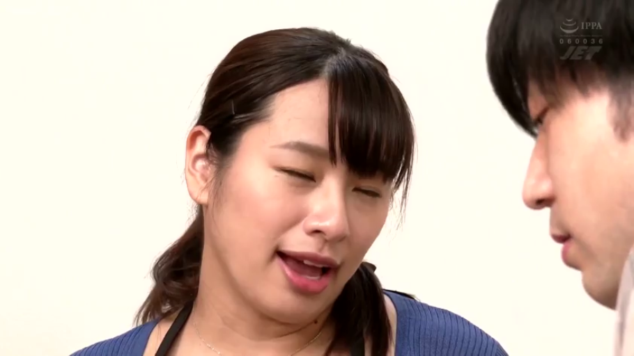 室内 · 脸部特写 · 站立 · 迷离 · 对话 · 熟女 · 蓝色上衣