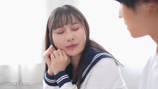 室内 · 坐姿 · 脸部 · 水手服