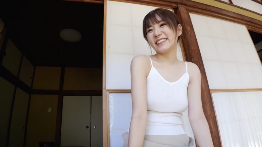 障子门 · 正坐 · 清新风格 · 白色吊带背心 · 日式传统房间 · 上半身中景 · 微笑互动 · 开朗大笑