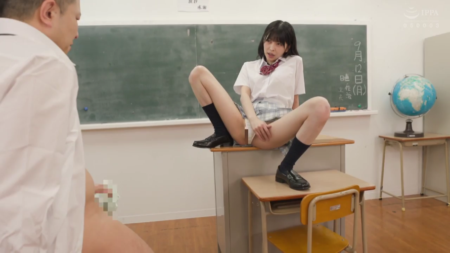 教室 · 迷离 · 中景 · 课桌 · JK制服 · M字开腿 · 露出 · 校园题材