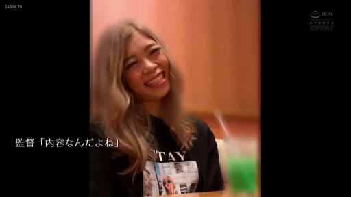 Indoor · Sitting Posture · Half-body · 黑色T恤