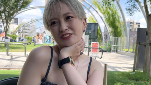 交流 · 笑容 · 吊带背心 · 公园 · 托腮 · 手表 · 半身像 · 染发