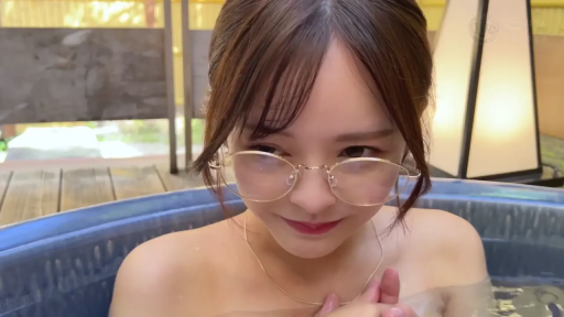 坐姿 · 眼镜 · 微笑 · 项链 · 面部特写 · 裸体 · 浴缸 · 泡澡