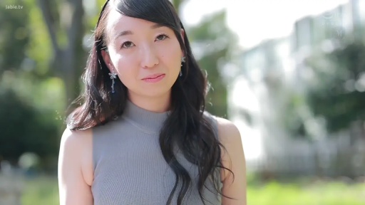 脸部特写 · 站姿 · 平静 · 耳环 · 注视 · 户外 · 灰色针织衫 · 普通人像