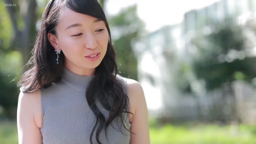 脸部 · 站立 · 微笑 · 耳环 · 户外 · 温柔 · 无袖衫 · 单女