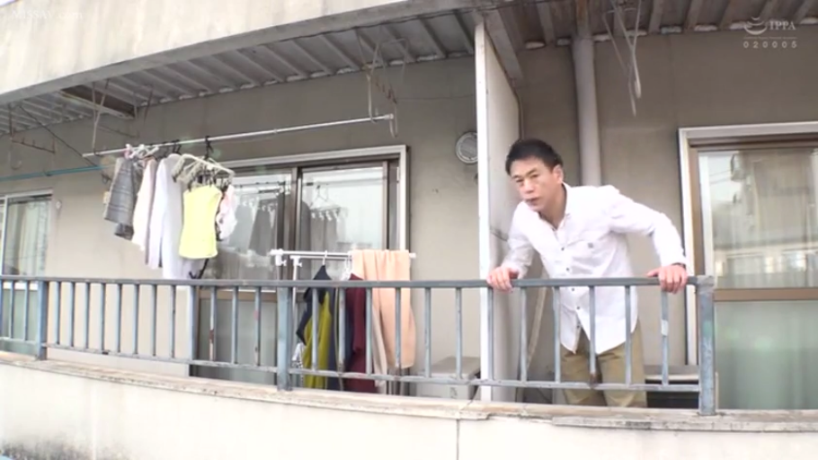 严肃 · 站立 · 长裤 · 户外 · 阳台 · 晾衣架 · 张望