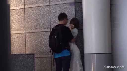 拥抱 · 全景 · 微笑 · 连衣裙 · 户外 · 亲昵 · 偷拍视角 · 双肩包